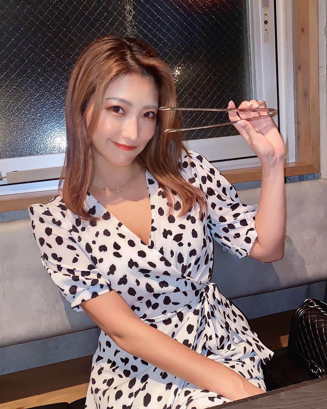 のインスタグラム：「出会ってから11年(!?)🥺🤝🥺 意味わからないね‼︎ って虹色の可愛いお手紙をもらったのこの日🌈💌笑 会う頻度は多くないけどいつも繋がってるヒト🥰 大好きなお肉堪能してきたよ @ushigoro_yakiniku 🥩♥️♥️ 個室でゆっくりできるから嬉しいっ デザートいつもどれにするか迷っちゃうんだ🍮🤫💭 #ちょいへむっっ」