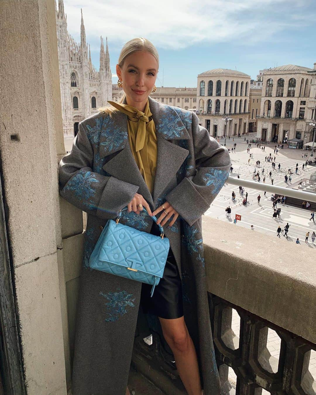 レオニー・ハンネさんのインスタグラム写真 - (レオニー・ハンネInstagram)「Blue hues for @Tods digital.🦋 Anzeige/Ad #todsss21 #tods #mfw」9月28日 20時48分 - leoniehanne