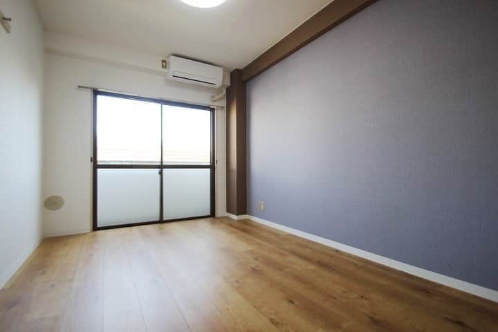 ALLHOUSE R×Lのインスタグラム：「珍しいパープルのアクセントクロスですが、意外と部屋なじみ良いです◎⁠ ．⁠ .⁠ 初めての一人暮らしにもおすすめできる物件です。⁠ .⁠ .⁠ .⁠ .⁠ .⁠ ----------------------------------------------⁠ その他施工事例はコチラ☞@allhouse_pm　⁠ ----------------------------------------------⁠ .⁠ .⁠ .⁠ .⁠ .⁠ .⁠ #ワンルーム #一人暮らし #オールハウス #オールハウスPM #賃貸 #広島賃貸 #賃貸住宅 #賃貸物件 #住まい #プロパティマネジメント #デザイナーズ賃貸 #賃貸リノベーション #リノベーション #リフォーム #無垢フローリング #アクセントクロス #建築 #工務店 #インテリア #賃貸暮らし #家主 #賃貸経営 #おうち時間 #ステイホーム #renovation #reform #DIY #design」