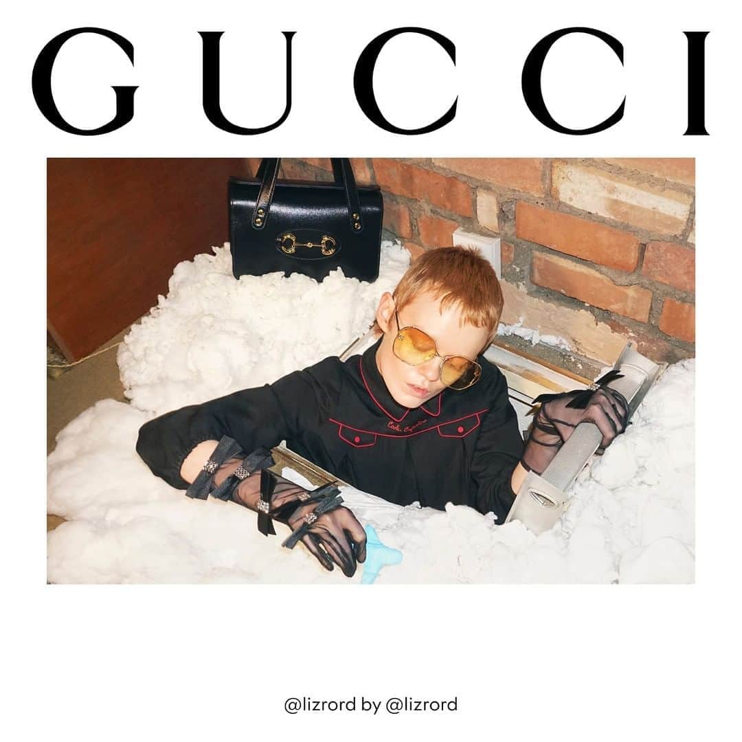 のインスタグラム：「Authentic and unscripted, an image from #GucciTheRitual feature the new top handle #GucciHorsebit1955 bag and oversize #GucciEyewear. @lizrord by @lizrord. Discover more through link in bio. #AlessandroMichele @alessandro_michele」