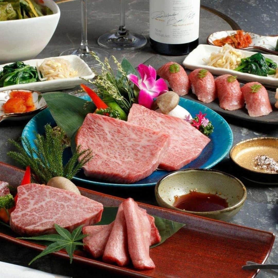のインスタグラム：「米沢牛上杉銀座本店＠銀座  【ＯＺ限定★アニバーサリーディナー】米沢牛の焼肉盛り合わせなどサプライズケーキ付き全5皿×スパークリングワイン1人1杯付き  生産頭数が限られており希少価値の高い米沢牛が心ゆくまで堪能できる「米沢牛上杉 銀座本店」に、ＯＺ限定のアニバーサリーディナープランが登場。 ・ オズモールの限定特典として、ワインに精通したプロが選ぶ乾杯スパークリングワイン1人1杯付きと有名店のケーキサプライズをお約束。 ・ 米沢牛を中心とした前菜からスタートするコースは、人気の絶品サラダや季節のスープ、メインには米沢牛の焼肉盛り合わせが楽しめる充実の全５皿。大切な人と特別な日に米沢牛の美味しさとワインの相性を味わいながら思い出に残る時間を過ごしてみて。 ・ 店名：米沢牛上杉 銀座本店 住所：東京都中央区銀座6-4-3  GICROS GINZA GEMS 5F アクセス：東京メトロ丸ノ内線「銀座駅」より徒歩2分、東京メトロ日比谷線「銀座駅」より徒歩3分 ・ 詳しくは、プロフィールURLより↓  @ozmall_restaurant  #ozmall #オズモール #OZグル#レストラン #グルメ #グルメ好きな人と繋がりたい #グルメ#東京グルメ#記念日ディナー#女子会ディナー ＃銀座＃銀座グルメ  #肉#肉料理#肉スタグラム#肉すたぐらむ#肉好きな人と繋がりたい #肉汁たっぷり#肉バル#焼肉#焼肉ランチ#焼肉ディナー #お肉大好き#お肉ランチ#お肉ディナー #肉愛#飯テロ#肉テロ#肉好き女子 #ozmallok」