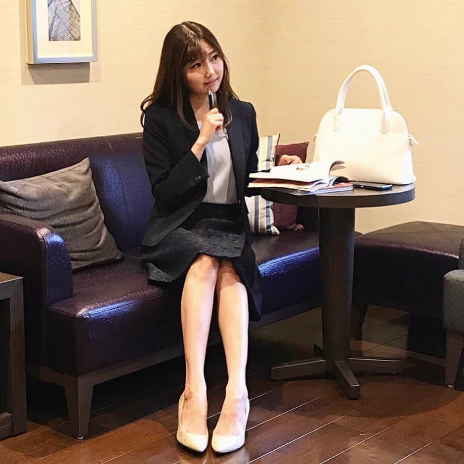 橘珠里さんのインスタグラム写真 - (橘珠里Instagram)「🏢👩🏻‍💼💻👜🚃 ⋆ 実は久々にOLをしています👩🏻‍💻🎶 ⋆ まだまだ慣れないので 毎日慌ただしく、 自分のケアも前ほど余裕が 持てませんが、 やはり #脱毛 はしてあるととても楽だな〜と改めて思います✨ ⋆ おすすめの #脱毛サロン は『 #銀座カラー 』( @ginzacalla_official )  ⋆ 全身脱毛が月額3,000円 ✰︎ ⋆ 予約の取りやすさも有名です◎ 気になる方は、 公式アカウント『 @ginzacalla_official 』 のURLから無料カウンセリングを予約してみてください🤳🏻 キャンペーンも色々あるようです✨ ----*----*----*----*----* #callaPR #ginzacalla #skincare #PR  #脱毛 #全身脱毛 #顔脱毛 #ムダ毛処理 #美肌ケア #美肌 #素肌 #素肌美人 #素肌ケア #すべすべ肌 #OLコーデ #通勤コーデ #通勤スタイル #働く女性の味方 #お肌ケア #ツルツル肌 #スキンケア #ボディケア #素足美人 #素足 #スーツ女子 #忙しい女性の味方  #美容情報」9月28日 21時00分 - jurinu