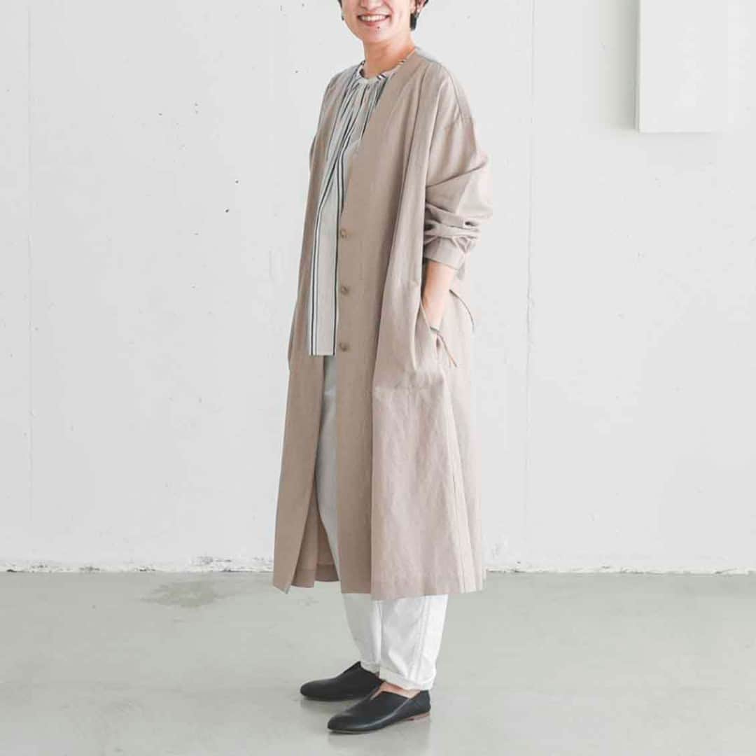 のインスタグラム：「まさに今着ている秋の洋服は？ 愛用スタッフに聞いてみました！ . - - - - - - - - - - - - 涼しくなってきて、 だんだんと秋めいてきましたね🍁  本日は、まさに今着ている 当店オリジナルの秋服について スタッフに突撃で インタビューしてみました！ 検討中の方の参考になれば幸いです。 . - - - - - - - - - - - - ■ 香菜子さんとつくったアトリエコート(ベージュ) - - - - - - - - - - - - . 編集スタッフ・斎藤（161cm） . 「平日から休日までかなり重宝しています。 デニムやチノパンなどいつもの ボトムスにもロングスカートにも とにかく合わせやすいです。  普段のカジュアル使いだけでなく、 食事や結婚式など、 おめかし感を出したい時にも使えそう というのも購入の決め手でした。  子どもの送迎やお出かけでも サッと羽織れて、脱ぎやすい 軽くて柔らかい光沢感のある生地感も 子育て中にはありがたいポイント。  袖は腕まくりできるゴム仕様なので 肌を少し見せて抜け感を出したい時や 子どもと過ごす時など おしゃれと実用性の両方を叶えてくれて 便利なんですよね」 . - - - - - - - - - - - - 香菜子さんとつくったアトリエコート . ▶︎ プロフィールのリンクから、お値段・サイズなど詳しい情報をご覧いただけます。→@hokuoh_kurashi . 🎁「クラシ手帳2021」プレゼントキャンペーン実施中！お買いものいただいた方に、当店オリジナルの手帳を無料でお届けいたします。 . #fashion#coordinate#outfit#KURASHIandTripsPUBLISHING#KURASHIandTrips#コート#秋コート#アトリエコート#秋#秋コーデ#ファッション#香菜子 さん#コーデ#コーディネート#シンプルコーデ#今日のコーデ#シンプル#シンプルライフ#シンプルデザイン#暮らしを楽しむ#日々の暮らし#北欧#暮らし#北欧暮らしの道具店」