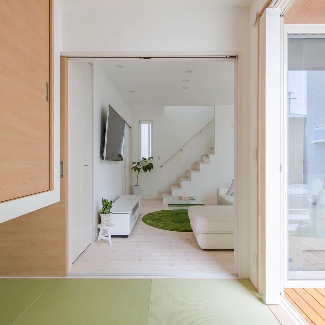 ルポハウス一級建築士事務所さんのインスタグラム写真 - (ルポハウス一級建築士事務所Instagram)「・ ・ ・ 中庭のイメージを取り込んだ銀白色の畳。 ・ 来客用の寝泊まりにも対応できるよう、寝具などの収納は吊押入れで確保しつつ、足を伸ばしてゆったり眠れる広さも両立しました。 ・ ・ ・ ルポハウスの施工事例をもっと見てみたい方は こちらまで☞ @reposhouse ・ #ルポハウス は#ちょっとかっこいい家 を"友人のために"という思いでつくっています。 ・ 一生に一度の#マイホーム。 「あなたにしかできない」×「ルポハウスだからできる」で、 私たちだけの#家づくり を思いっきり楽しんでみませんか？！ ・ ・ #和室 #和室インテリア #家 #インテリア #住宅 #注文住宅 #暮らし #ライフスタイル #デザイン #新築一戸建て #住まい #シンプルな暮らし #デザイナーズ住宅 #一級建築士事務所 #設計事務所 #myhome #house #instahouse #room #design #simple #滋賀 #大津 #草津 #栗東 #中庭のある家」9月28日 20時57分 - reposhouse