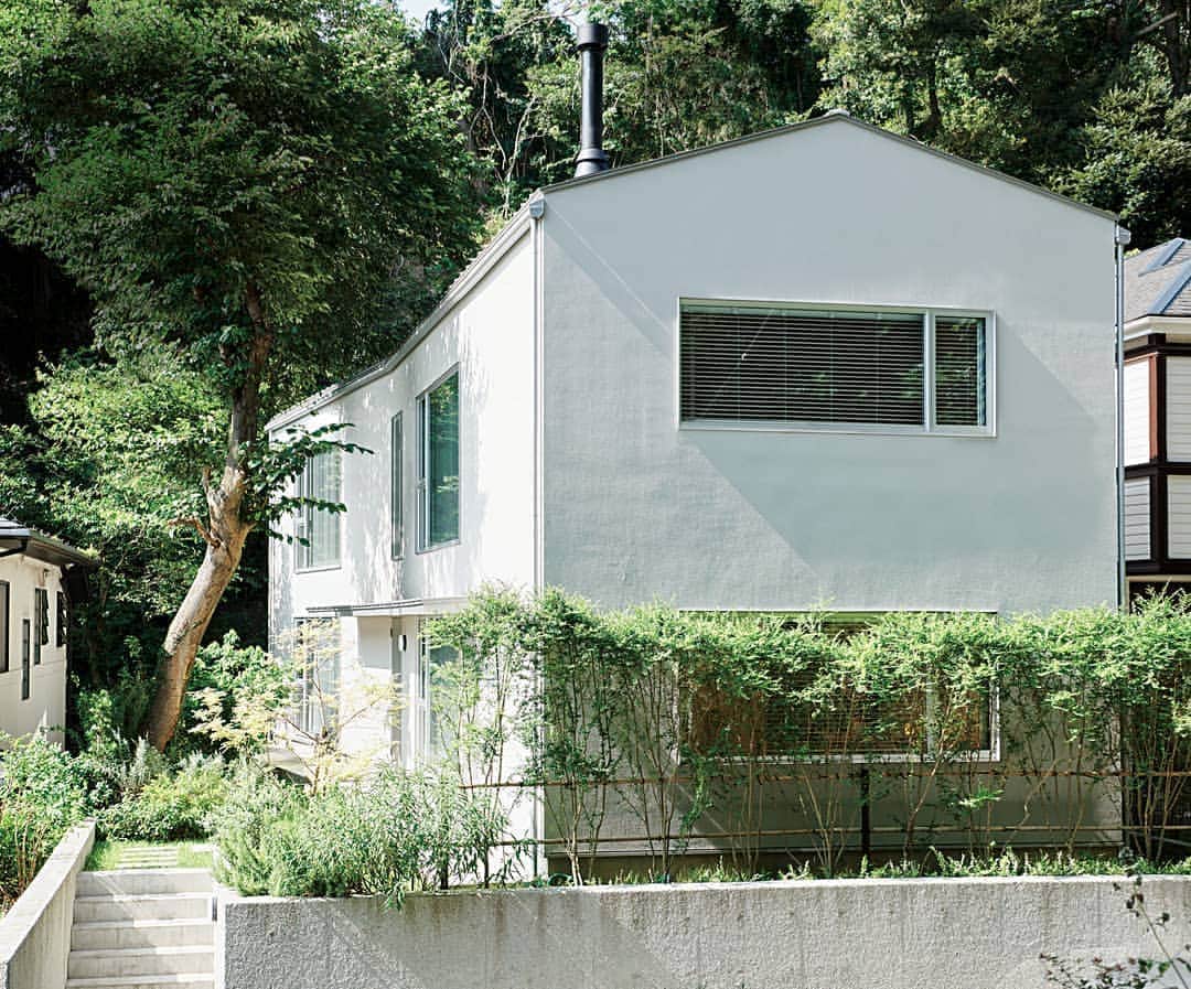ELLE DECOR JAPANさんのインスタグラム写真 - (ELLE DECOR JAPANInstagram)「【クリエイターの住宅計画】 デザイナーの鈴木元さんは、信頼する空間のプロ、二俣公一さんとともに家作り。緑豊かな土地に建てた、理想の家とは？  詳しくは、最新号エル・デコとエル・デコ オンラインにて！  Thanks♥️ @koichi_futatsumata @hirotaka_hashimoto @yoshinaoyamada  #elledecor #elledecorjapan #エルデコ #interiordesign #interior #インテリア #インテリア好き #インテリアデザイン #暮らし #家づくり #家具 #インテリア好きな人と繋がりたい #住宅特集 #ステイホーム #stayhome #新築 #戸建 #住宅 #デザイナー #鈴木元 #建築家 #二俣公一 #ケースリアル #建築家とつくる家 #建築家と建てる家 #一戸建て #理想の家 #鎌倉 #外観デザイン #外観写真」9月28日 20時58分 - elledecorjapan