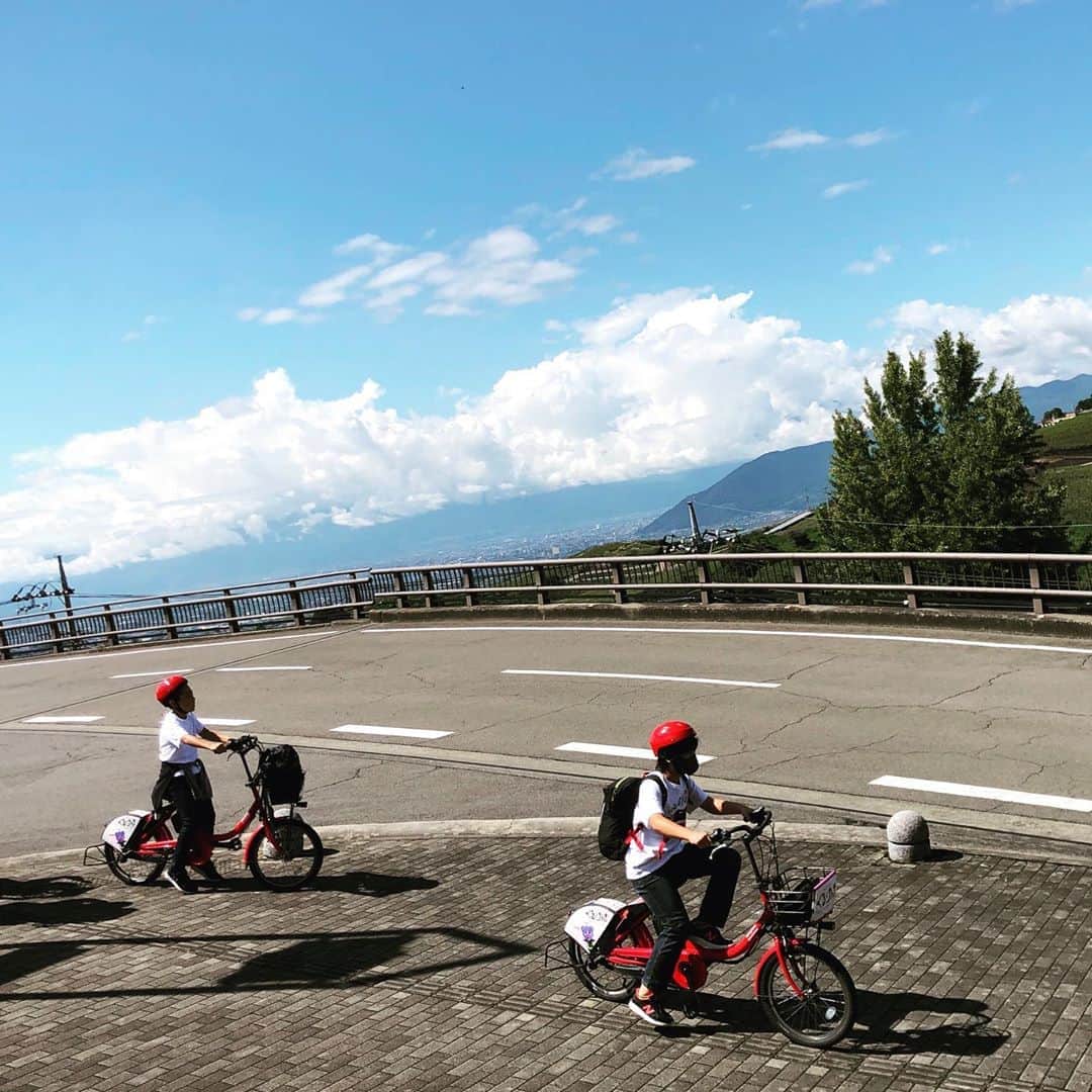 がっちゃんさんのインスタグラム写真 - (がっちゃんInstagram)「勝沼ぶどう郷駅〜ぶどうの丘までサイクリング🚴‍♂️✨ 天気が良くて風が最高に気持ち良かったです😊 楽しすぎて旧勝沼駅ホーム跡を見るのをすっかり忘れてしまいました😅💦 #ぶどう狩り するのも忘れた（笑） また行かなくちゃ･*♡  #山梨 #サイクリング #小学生 #japantravel #japantrip #cycling #cyclingphotos #cyclingpics #がっちゃん #がっちゃんねる」9月28日 21時01分 - gacchannel