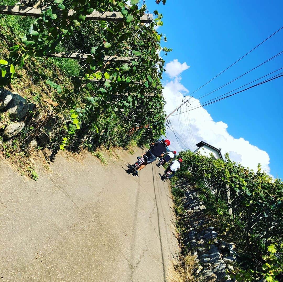 がっちゃんさんのインスタグラム写真 - (がっちゃんInstagram)「勝沼ぶどう郷駅〜ぶどうの丘までサイクリング🚴‍♂️✨ 天気が良くて風が最高に気持ち良かったです😊 楽しすぎて旧勝沼駅ホーム跡を見るのをすっかり忘れてしまいました😅💦 #ぶどう狩り するのも忘れた（笑） また行かなくちゃ･*♡  #山梨 #サイクリング #小学生 #japantravel #japantrip #cycling #cyclingphotos #cyclingpics #がっちゃん #がっちゃんねる」9月28日 21時01分 - gacchannel