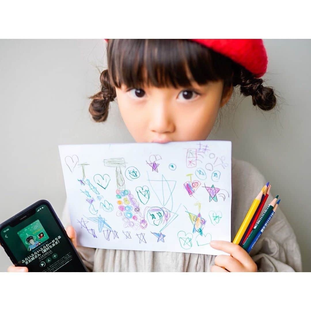 Kyooonのインスタグラム：「そうぞうぱれっと🎨﻿ を聴きながら、想像して描いたお絵かき﻿ ﻿ ﻿ 音だけで想像した世界を「絵」に描くのだけど﻿ 今回のテーマはいろいろな葡萄。星の形だったりハートの形だったりこどもの想像力っておもしろいな♡﻿ 空は青いだとか、葡萄は紫だとかそんな型はとっぱらって自由に好きに描くのがとても楽しいし、想像力豊かになれる。そうそう、別に葡萄が丸くなくたってなんでもいいんだ🎨☺️﻿ ﻿ ﻿ ﻿そうぞうぱれっとはポッドキャストで視聴できるよ🎨💕﻿ ﻿ ﻿ ポッドキャストがAmazon Musicで追加料金なしで聴けるようになったので是非！！﻿ Amazonのアカウントさえあれば（プライム会員じゃなくても！）全てのサービスで利用いただけるので本当におすすめ☺️﻿ @amazonmusicjp @amazonmusic﻿ ﻿ ﻿ 用事をしながら耳で聴けるのが隙間時間に学べたりできるので前から好きなんです👂﻿ すっかりテレビをみなくなってしまった。﻿ 音楽、教育、ラジオ、美容、語学、ビジネス、ファッション、コメディなど多様なジャンルできっと好きなのが見つかると思います。﻿ ﻿ ﻿ポッドキャスト聴いてる方で、おすすめあれば知りたいです😍﻿ #PodcastsOnAmazonMusic#PrimeLife#プライムライフ#ad#そうぞうぱれっと﻿ ﻿」