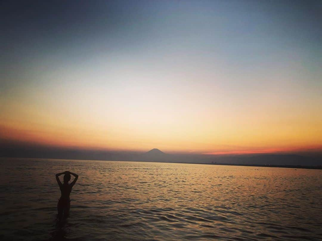 青野紗穂さんのインスタグラム写真 - (青野紗穂Instagram)「Mt .FUJI & ME  海に行きたいので一応写真だけでもw」9月28日 21時03分 - sahoaono