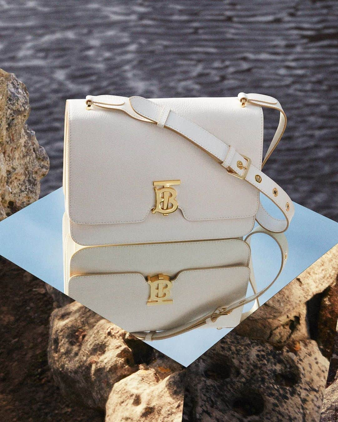 Burberryさんのインスタグラム写真 - (BurberryInstagram)「Fresh start . The Alice bag, presented in crisp optic white leather and finished with the #ThomasBurberryMonogram closure  . #Burberry」9月28日 21時03分 - burberry