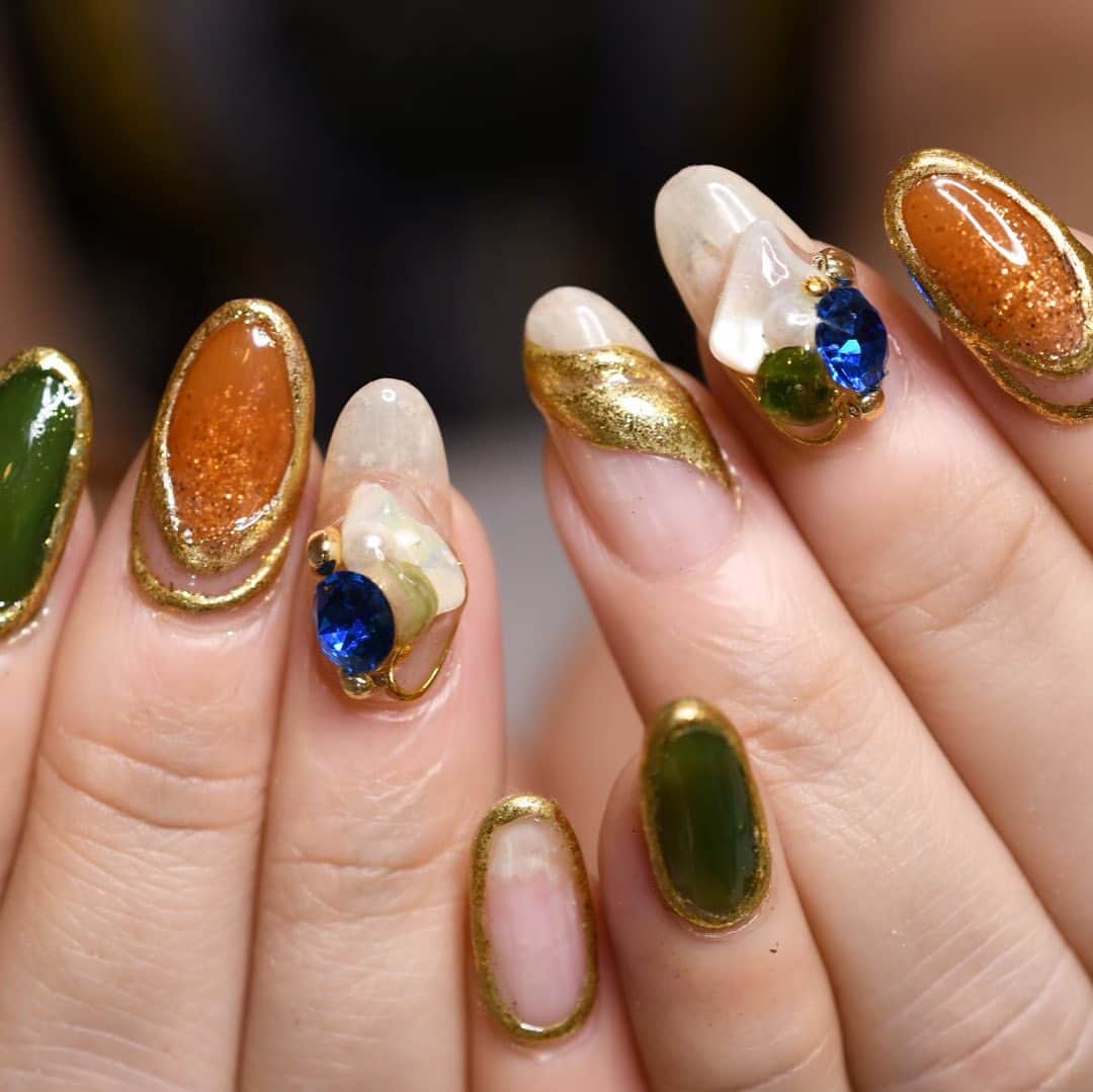 Yuka Maeda ::manicurelistのインスタグラム：「. . Salon data▼ ＝＝＝＝＝＝＝＝＝＝＝＝＝＝＝＝＝＝＝＝ . CADENAS -nail eyelash salon- ●Nail artist  @yuka.maeda  @yuki_cadenas ●eyelash　@cadenaseyelash  ゲストに愛と感動を…♡ . 【 LINE ＠cadenas 】 ご予約/お問い合わせはLINEよりお気軽に🤲 ▶︎▶︎#cadenasnail デザインアップしてます♡  price…★⭐︎Instagram特別キャンペーン中⭐︎★ . 「インスタ見たよ👀」と LINEからご予約で特別プライス7500円！！ . ※ご新規様限定 ※キャラクターや特殊なエレメント等のみ 別途料金いただく場合ございます🙇🏻‍♀️ . . price…初回8000円（オフ込み） access…大阪市北区堂山町16-1  中崎町駅  徒歩5分 /  梅田駅  徒歩6分 . tel… 06-4792-8617 ＝＝＝＝＝＝＝＝＝＝＝＝＝＝＝＝＝＝＝＝ . . .  #中崎町ネイルサロン #梅田ネイルサロン #大阪ネイルサロン #関西ネイルサロン #インスタネイル #instanails #instanail #トレンドネイル #ネイルサンプル #クリアネイルデザイン  #ネイルブック #オレンジネイル #ネイルチェンジ #今月のネイル #にゅーねいる #秋ネイル #ミラーネイル  #ネイル大好き #シンプルネイル #ネイル部 #女子力向上委員会 #女子力 #女子力ネイル #アートネイル #囲いネイル #ニューネイル  #ナノソル #ナノソルcc  #ナノソル販売店大阪」