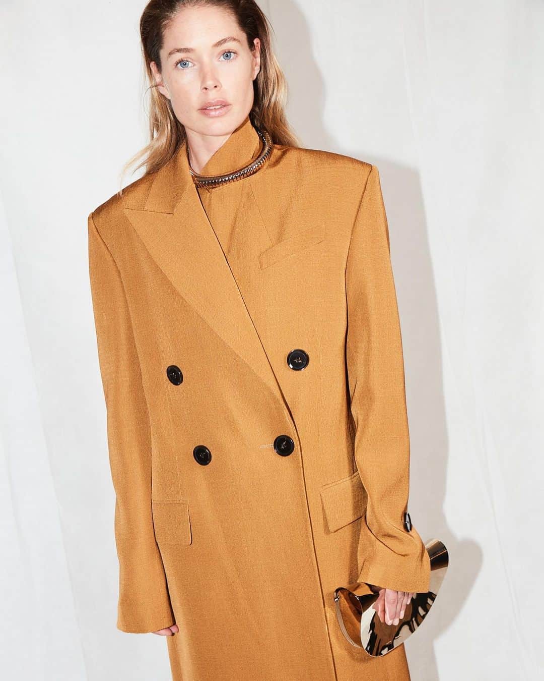 プロエンザスクーラーのインスタグラム：「@doutzen in new season Viscose Silk Split Collar Suiting Our Fall Winter 2020 collection has arrived in store and on proenzaschouler.com #proenzaschouler」