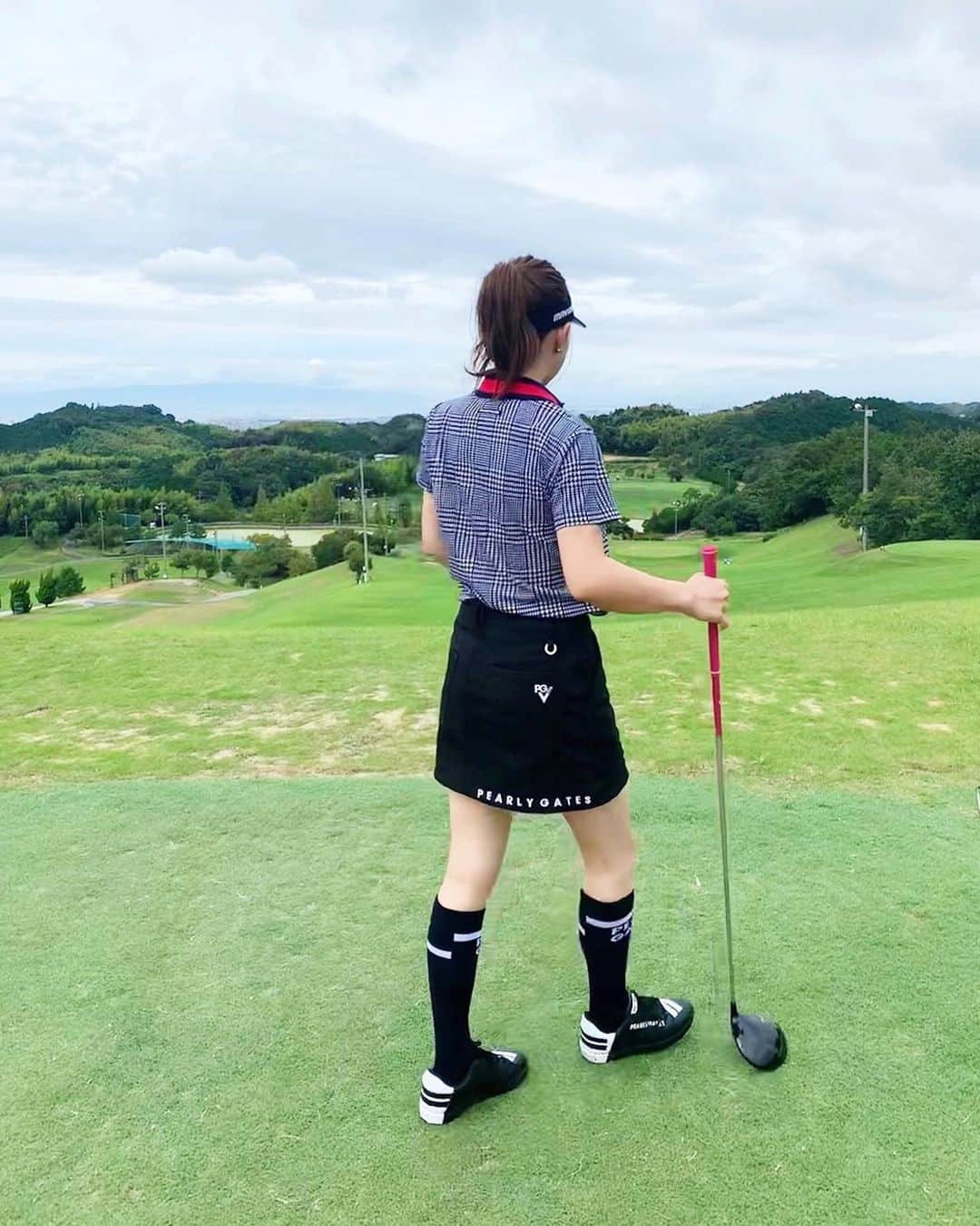 左近鈴乃さんのインスタグラム写真 - (左近鈴乃Instagram)「.﻿ ラウンドデビュー🏌️‍♀️⛳️﻿ ﻿ パパの試合見に行ったりしても﻿ 全く興味湧かなかったのに、﻿ 今となっては﻿ 打ちっぱなし行こー！教えてー！﻿ って誘ってる自分にびっくり😂﻿ 好きなものって変わるね〜﻿ 趣味が増えるのは楽しい♩﻿ ﻿ もっと練習して﻿ 家族でゴルフ旅行行きたい﻿ 👱🏼‍♂️👩🏻👱🏻‍♀️👧🏻👦🏻🌴🌺﻿ ﻿ #ゴルフ#ゴルフ女子﻿#ゴルフウェア  #golf #golfgirl#pearlygates #callaway」9月28日 21時06分 - suzuno_sakon