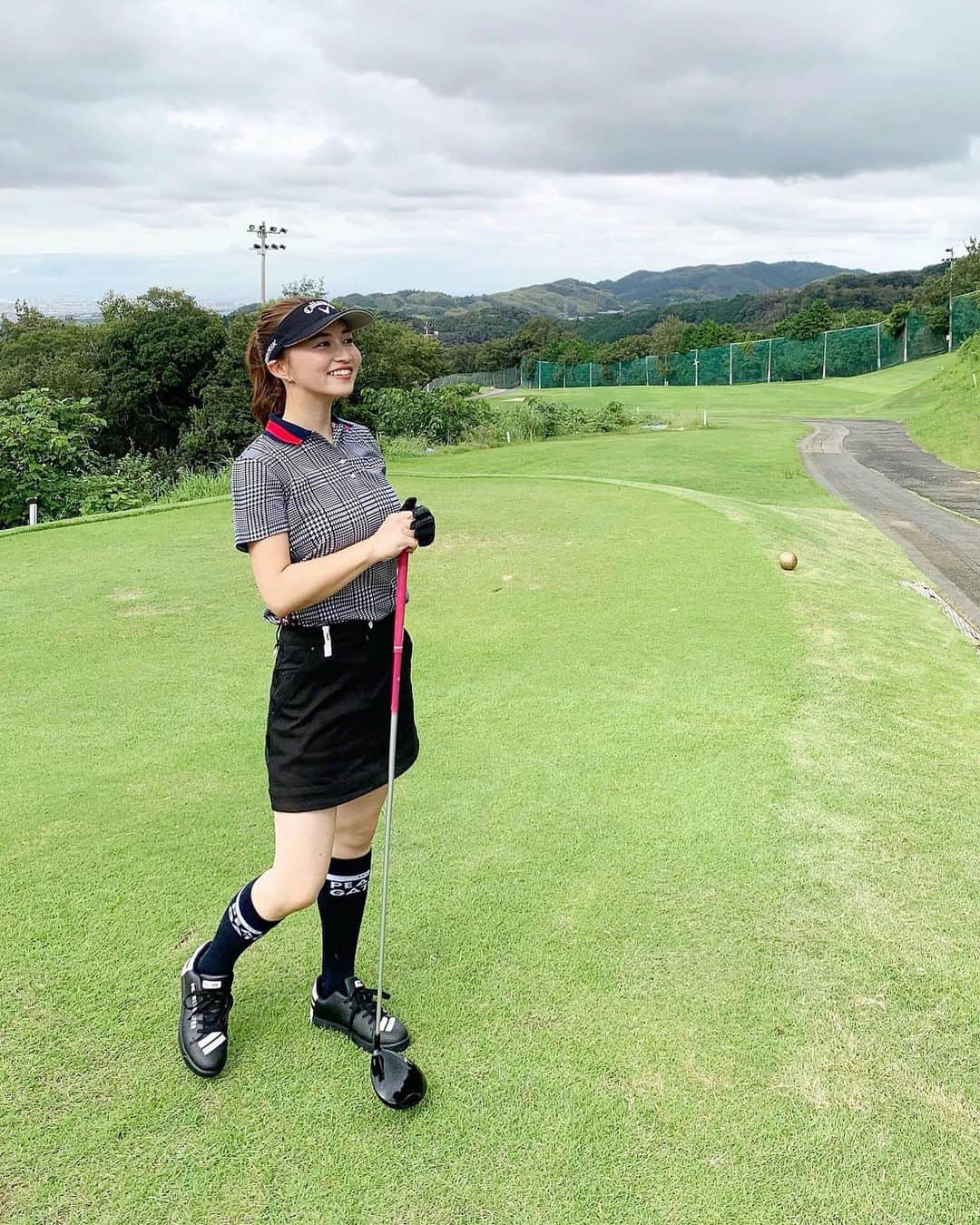 左近鈴乃さんのインスタグラム写真 - (左近鈴乃Instagram)「.﻿ ラウンドデビュー🏌️‍♀️⛳️﻿ ﻿ パパの試合見に行ったりしても﻿ 全く興味湧かなかったのに、﻿ 今となっては﻿ 打ちっぱなし行こー！教えてー！﻿ って誘ってる自分にびっくり😂﻿ 好きなものって変わるね〜﻿ 趣味が増えるのは楽しい♩﻿ ﻿ もっと練習して﻿ 家族でゴルフ旅行行きたい﻿ 👱🏼‍♂️👩🏻👱🏻‍♀️👧🏻👦🏻🌴🌺﻿ ﻿ #ゴルフ#ゴルフ女子﻿#ゴルフウェア  #golf #golfgirl#pearlygates #callaway」9月28日 21時06分 - suzuno_sakon