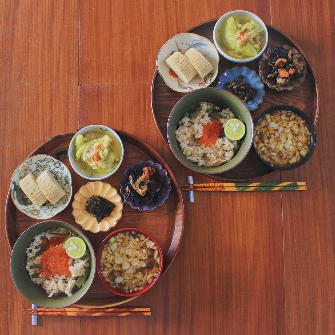 Kaori from Japanese Kitchenさんのインスタグラム写真 - (Kaori from Japanese KitchenInstagram)「鮭ときのこのおいしい季節がやってきた。 ・ こんばんは。 こないだの朝昼ごはん。 山菜と鮭で炊き込みご飯を作りました。 時間があったので久々に #STAUB で炊飯。 すだちを絞ってついでにいくらもトッピング。 かなり美味しくできたので 簡単ですがレシピまとめてます。 （スワイプして3枚目から） 炊飯器でも作れます。 汁物はナンプラー救済のきのこ汁。 鮭ときのこは栄養価的にもバッチリな組み合わせ◎ スワイプして7枚目に走り書きしました。 季節の恵みに感謝。 今日もお疲れ様でした☺︎ ・ ・ 【おしながき】 鮭と山菜の炊き込みご飯 いくらすだち乗せ ほったらかしのきのこ汁 山椒昆布 だし巻き卵 @kyo_ryori.aun 青茄子の揚げ浸し（夫作） ひじきの煮物 ・ ・ ・ ・ 2020.09.28 Mon Hi from Tokyo! Here’s Japanese breakfast: Seasoned salmon baked rice w/ Ikura and Japanese citrus, mushroom soup, rolled egg omelet, simmered eggplant(Cooked by my hubby), simmered hijiki seaweed. ・ ・ ・ ・ ・ #japanesefood #breakfast #朝ごはん #おうちごはん #早餐 #薬膳 #うつわ #自炊 #家庭料理 #松浦コータロー #一汁三菜 #小澤基晴 #佐藤もも子 #オクシモロン #落合芝地 #ストウブ」9月28日 21時06分 - coco_kontasu