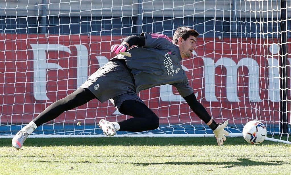 ティボ・クルトゥワのインスタグラム：「💪🏼⚽️ #HalaMadrid」