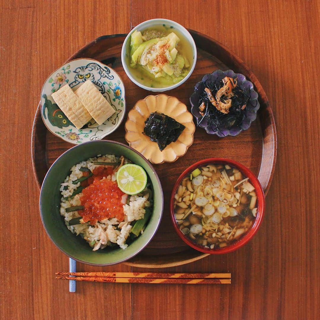 Kaori from Japanese Kitchenのインスタグラム：「鮭ときのこのおいしい季節がやってきた。 ・ こんばんは。 こないだの朝昼ごはん。 山菜と鮭で炊き込みご飯を作りました。 時間があったので久々に #STAUB で炊飯。 すだちを絞ってついでにいくらもトッピング。 かなり美味しくできたので 簡単ですがレシピまとめてます。 （スワイプして3枚目から） 炊飯器でも作れます。 汁物はナンプラー救済のきのこ汁。 鮭ときのこは栄養価的にもバッチリな組み合わせ◎ スワイプして7枚目に走り書きしました。 季節の恵みに感謝。 今日もお疲れ様でした☺︎ ・ ・ 【おしながき】 鮭と山菜の炊き込みご飯 いくらすだち乗せ ほったらかしのきのこ汁 山椒昆布 だし巻き卵 @kyo_ryori.aun 青茄子の揚げ浸し（夫作） ひじきの煮物 ・ ・ ・ ・ 2020.09.28 Mon Hi from Tokyo! Here’s Japanese breakfast: Seasoned salmon baked rice w/ Ikura and Japanese citrus, mushroom soup, rolled egg omelet, simmered eggplant(Cooked by my hubby), simmered hijiki seaweed. ・ ・ ・ ・ ・ #japanesefood #breakfast #朝ごはん #おうちごはん #早餐 #薬膳 #うつわ #自炊 #家庭料理 #松浦コータロー #一汁三菜 #小澤基晴 #佐藤もも子 #オクシモロン #落合芝地 #ストウブ」