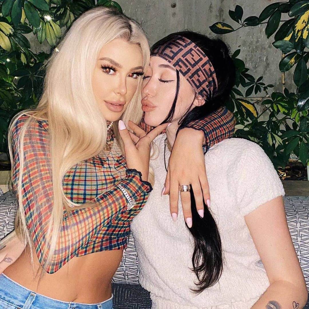 E! Onlineさんのインスタグラム写真 - (E! OnlineInstagram)「Tana Mongeau is sparking past AND present romance rumors with Noah Cyrus, and their latest posts have fans confused. We're unpacking the cryptic messages at the link in our bio. (📷: Instagram)」9月28日 21時06分 - enews