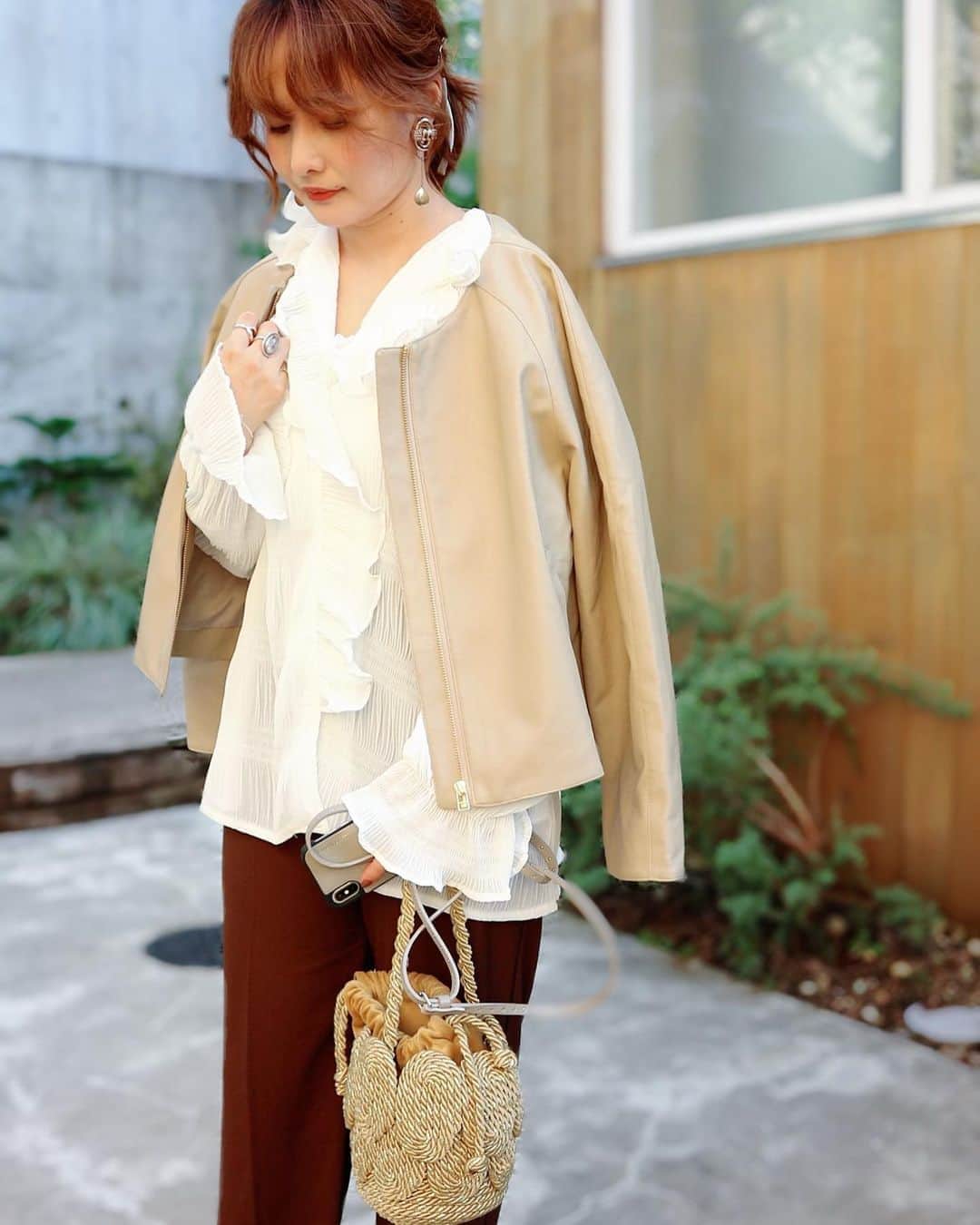のインスタグラム：「‥ いつかのお仕事服。 今季初GETのアウターは【kuih(@kuih_store )】の #エコレザーノーカラーラグランジャケット　。エコレザーだけど、変にテカテカしてなくてマジで高見え♡軽い着心地も良いです♡ ∵ ∵ #kuihst #kuih #クイ   #ママコーデ #ママファッション #大人ファッション #30代コーデ #アラフォーコーデ #お仕事コーデ コーデ #大人可愛い #ミヤマリ #vocest #vocemagazine #美容ブロガー #インフルエンサー #超未熟児ママ #ママ #ワーママ #ワーママコーデ #男の子ママ #mamagirl #おしゃれさんと繋がりたい #男の子ママと繋がりたい」