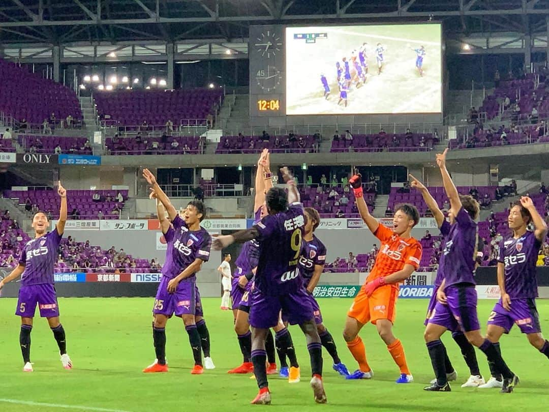 森脇良太さんのインスタグラム写真 - (森脇良太Instagram)「京都サンガF.C. ゴールパフォーマンス⚽️📸  『カズダンス』  快くパフォーマンスをする事にOKして頂いたカズさんに本当に感謝です🥺 サッカーを始めたきっかけもカズさん。 昔の憧れもカズさん。 今でも憧れのカズさん。 これからも憧れのカズさん。 ・ キングカズさんは僕の中で言葉で表せないほど特別です(^^) ・ Ryota 46 ・ ・ @yokohamafc_official  #三浦知良 選手 #キングカズ ・ #最大のリスペクトを込めさせてもらって #カズダンス ・ @kyotosanga_official  #京都サンガFC #ゴールパフォーマンス ・ #パフォーマンス」9月28日 21時10分 - moriwaki46_official