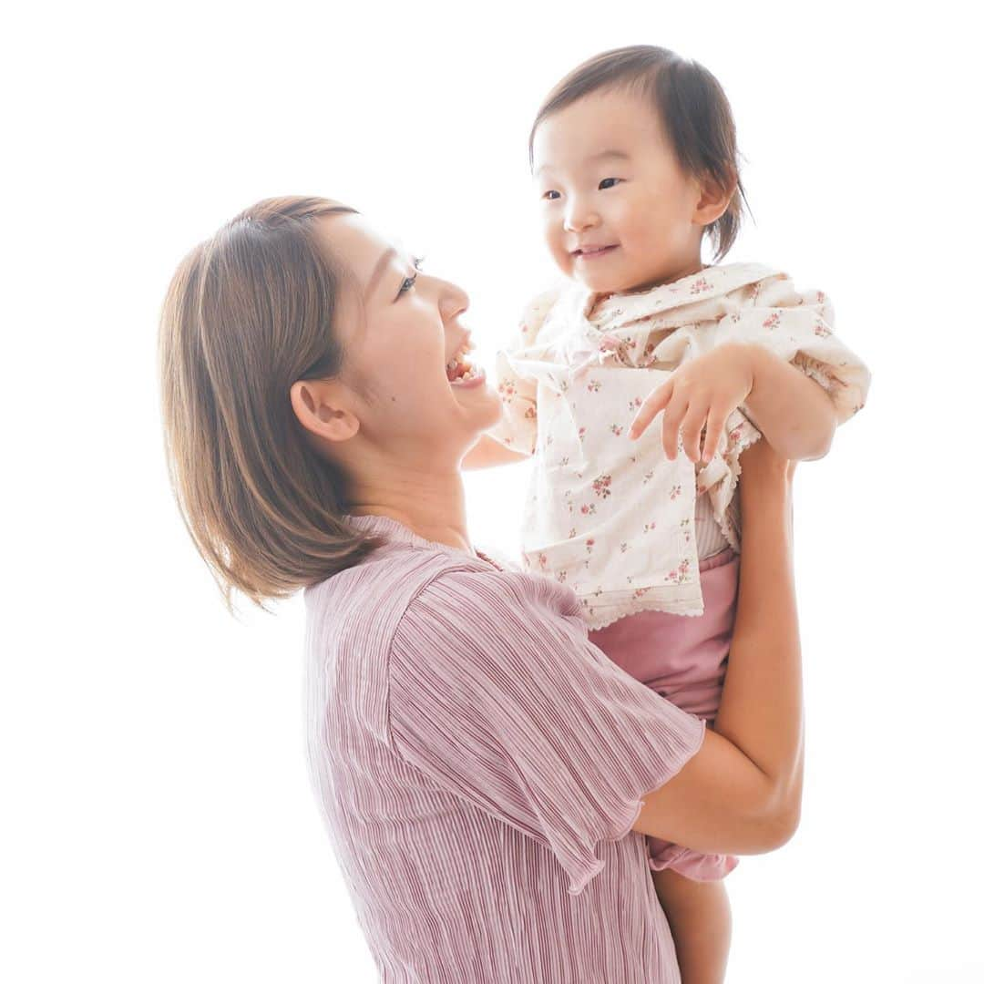 榮樹実さんのインスタグラム写真 - (榮樹実Instagram)「. 先日撮って頂いた、 娘との2ショット🥰🥰 . . 本当に1ヶ月程までは人見知り場所見知りがひどく、、 家族以外の前ではほぼ笑顔を見せてくれないタイプだったんですが、 ここ最近かなり改善🥺❣️❣️ . . この時は少し眠くて私から離れることは出来なかったものの （本当は1ショットも欲しかった😂） 笑顔の写真は撮れないかもと覚悟していたので、もうこれだけで嬉しい😭✨ . . ちなみに娘のお洋服は、私が赤ちゃんの時に着ていたもの😳 母が大事に取っておいてくれていました🙌🏻 せっかくなので着せて撮影に挑みました🥰 . . 1歳のいい記念に💕 娘、初のストック撮影だったので、 どなたかもしこの写真を広告で見かけることがあった日には、是非お知らせ頂けると嬉しいです🥺🥺 . .  #1歳女の子 #撮影 #ストックフォトモデル #フリーモデル #親子モデル #母娘コーデ #撮影データ #1歳記念写真 #1歳2ヶ月 #人見知り克服 #ベビーモデル #初撮影 #二児ママ  . #mygirl #mama #kidsmodel #1yearanniversary」9月28日 21時10分 - jumisakae