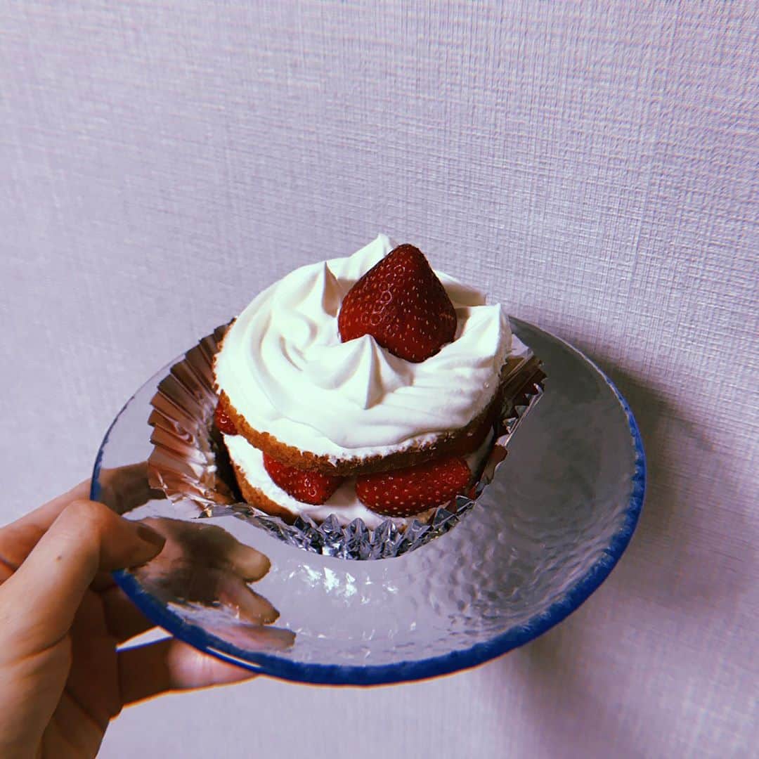 中神円さんのインスタグラム写真 - (中神円Instagram)「#近江屋洋菓子店   生クリームの味が好みだった🍓 ここのお菓子はフルーツが美味です。」9月28日 21時11分 - 1yen2yen3yen