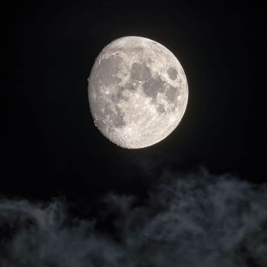 KAGAYAさんのインスタグラム写真 - (KAGAYAInstagram)「中秋の名月まであと三日です。 （先ほど望遠鏡を使って撮影） 今日もお疲れさまでした。 #moon」9月28日 21時11分 - kagaya11949