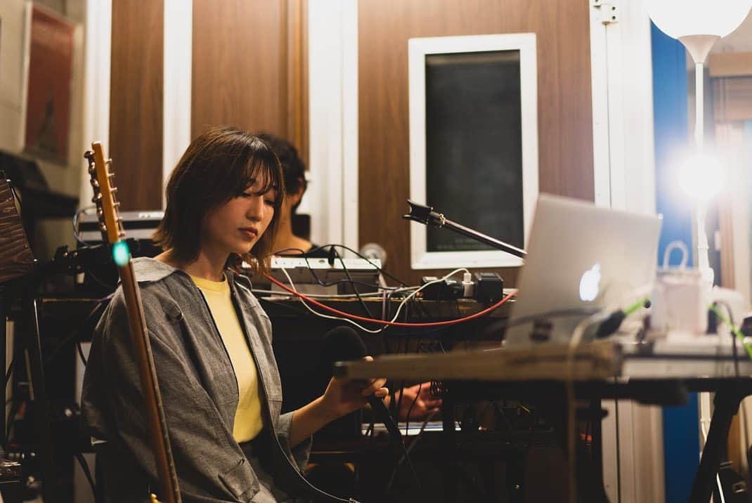 沙田瑞紀さんのインスタグラム写真 - (沙田瑞紀Instagram)「アベンズのお二人が始めたユニットThe Departmentと、 "miida and The Department"を始めました🤲 絶賛共作している曲たちが調子良くて最高です...！  活動間も無くですが、未発表曲を演奏したライブ映像がYouTubeにあがってます。 映像をアップするタイミングで、映像の撮影場所になっている自宅スタジオの名前を"Studio KiKi"と名付けました。 ここから沢山の音楽を発表していけたらと思います！  https://youtu.be/Bqn280iA6vc  ストーリーにもリンクを貼ったので、ぜひ観てください🤳  photo by @hamahiroyuki  ロゴデザイン　@kita_newold   #miida #thedepartmentrt  #fromstudiokiki」9月28日 21時12分 - mizuki_masuda