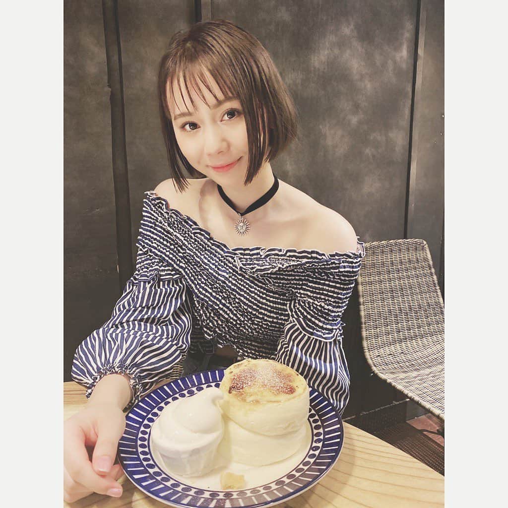 松本慈子さんのインスタグラム写真 - (松本慈子Instagram)「﻿ ここのパンケーキが名古屋で1番好き🥞🤍﻿ ﻿ ずっと気になってたお店で...前に同期と行きました😋﻿ とにかく、ふわふわのぷるっぷるっのしゅわしゅわ！！！！ 初めて行く人はノーマルの味をオススメするけど﻿ ちかは映画アメリを見てから、 クレームブリュレにハマってるのでブリュレ味🥧﻿ 焦げてる部分がカリカリで幸せでした。﻿ パンケーキと一緒に付いてくるアイスも濃厚で美味しすぎた。。🥺﻿ ﻿ ﻿ ﻿ #カフェロブ #caferob #名古屋カフェ #栄カフェ #パンケーキ #クレームブリュレ #カフェ #カフェ巡り #cafe #cafestagram #pancakes #🥞」9月28日 21時14分 - chikako_1119
