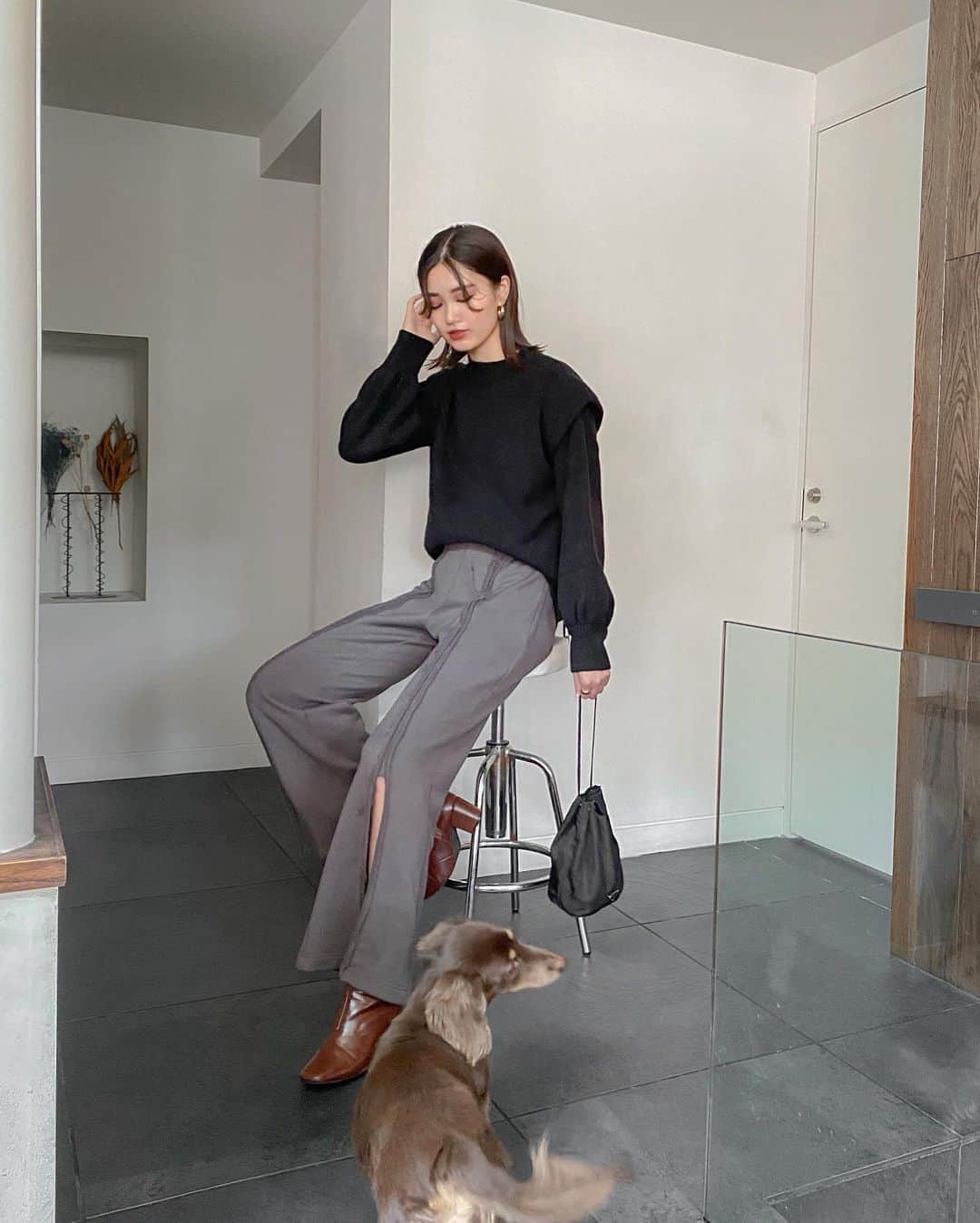 影山可蓮のインスタグラム：「・ ・ Outfit 📷 ・ ・ 秋の楽々カジュアルコーデ🍂 ブーツ合わせで本格的に秋気分！ ・ 🏷 TOPS @lagunamoon_com  PANTS @seagreen_official  ・ ・ 肩まわりのデザインがレイヤード風なニットに、がっつり前スリットで着心地抜群&形が綺麗なフレアスエット💭 ・ ・　 #outfit #ootd  #instafashion #lagunamoon #seagreen  #minimalstyle #minimalfashion #classicstyle #simpleoutfit #everydaylook  #コーデ #コーディネート #今日のコーデ #私服  #karen_k_outfit」