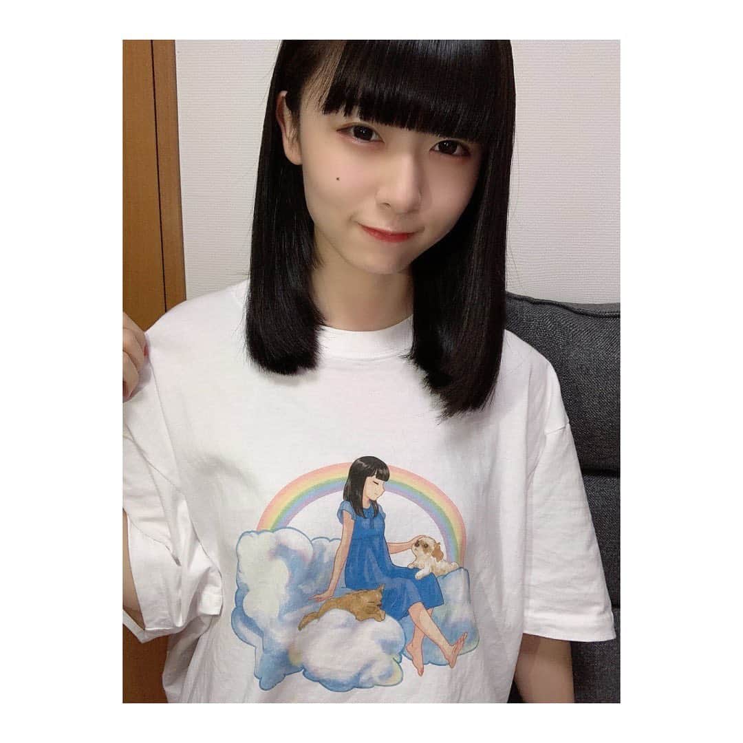 橋本美桜のインスタグラム：「生誕Tシャツ〜〜！遅ればせながら受け取りました😌﻿ ワンさんたちとも写真撮ったよ！」