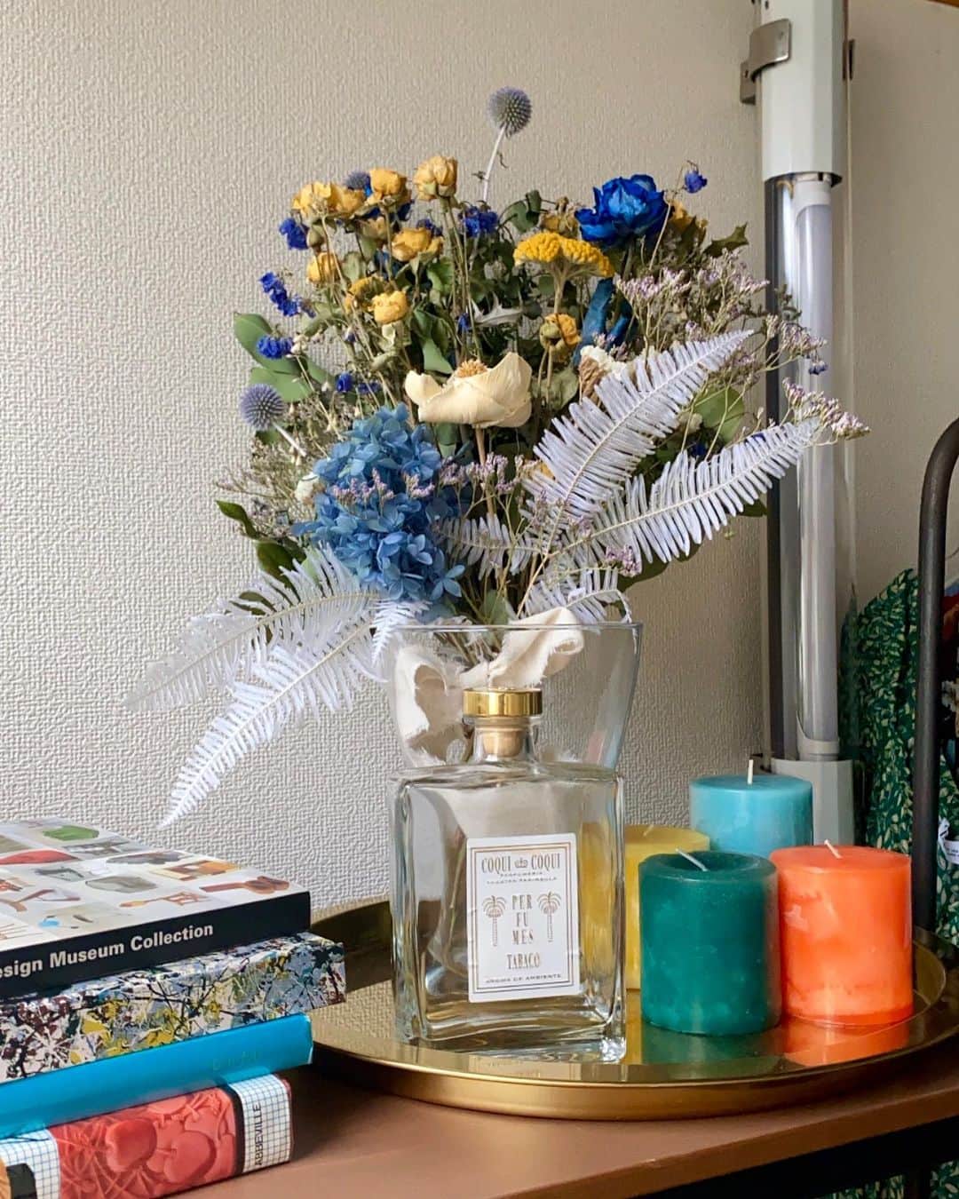 安部ニコルのインスタグラム：「🏡の一部公開👀🌼📚🕯👒💓  1枚目 ドライフラワーは楽天 ボトルはロンハーマン キャンドルはフランスの100均みたいなところでw 本は古本屋さん(名前忘れた) . . 2枚目 棚、かご、絨毯全部IKEA  #インテリア #インテリア雑貨 #IKEA #ロンハーマン #楽天」