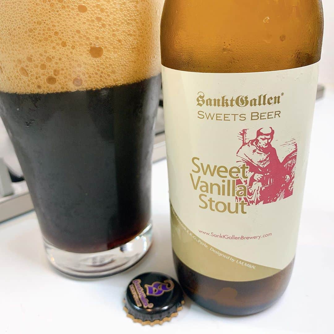 北川尚弥のインスタグラム：「かんぱーい🍺 今日はスイートバニラスタウト。 エスプレッソみたいな黒ビール！後味はまさにブラックチョコ。驚きが沢山詰まったビールでした。  #頑張った自分にご褒美ール #サンクトガーレンスイートバニラスタウト」