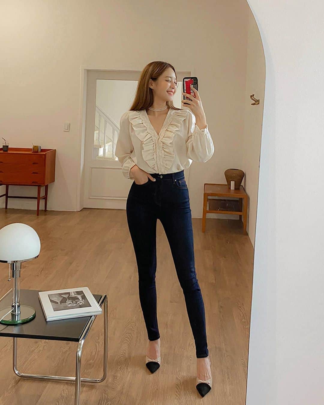 Chuuのインスタグラム：「🎀츄 라이브 방송 할인 안내🎀  츄 라이브 방송 재밌게 보셨나요? 라이브 방송에서 진행한 것처럼 -5KG JEANS 3가지 상품을 오늘 자정까지만 10% 할인 진행하며 결제 시 “chuu” 할인코드 입력 시 5% 추가 할인이 가능합니다!  🚨라이브 방송 이벤트 당첨자🚨 - 디엠주세요✨ 이은지 모나미네임펜 사모예드 첼리 이수찌니 히둥6294  #가을에는마이너스진#득템찬스#놓치지마세요」