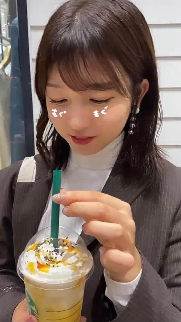 樋口花果のインスタグラム：「念願大学いも🥴🧡  濃厚だった美味しかった😽秋だね  #スターバックス  #大学芋フラペチーノ  #starbucks #starbuckscoffee  #フラペチーノ」