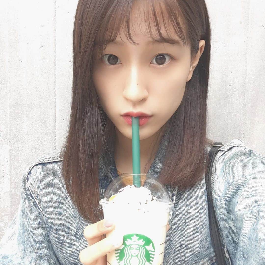 佐藤華純のインスタグラム：「.  【 #大学芋フラペチーノ 】  スタバの新作、大学芋フラペチーノ飲んで来た🍠♡  芋がしっかり感じられて美味しかった！  さつま芋好きは絶対飲むべき😉  #ミスキャンパス立命館2020 #MCR2020  #立命館 #立命館大学 #京都 #女子大生  #ミスキャン #ミスコン #ファイナリスト  #スターバックス #スタバ #新作フラペチーノ  #ジージャン #秋コーデ」
