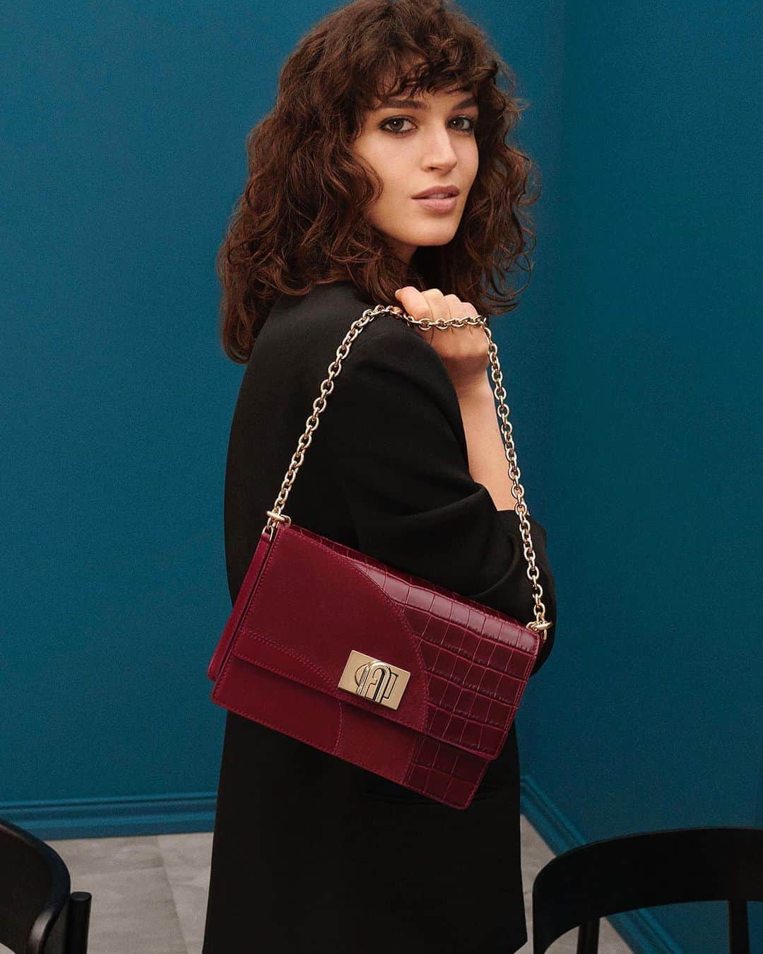 フルラのインスタグラム：「When a glance is all it takes: @gretaferro finds romance in the FW20 campaign with the Furla 1927 Mini Crossbody .  #thefurlasociety #furlafeeling #newcollection #furla #accessories #fashion」