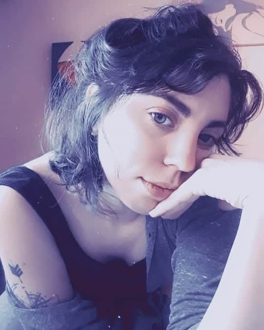 のインスタグラム：「A veces me pinta ser parte del feed. Queria decirles buena semanita, que tomen awita y no se enrosquen con boludeces. Como yo que antes re pensaba el contenido que tenia que subir, estaba muy pendiente de eso y de los seguidores y toda la bola. Y me di cuenta que de a poquito dejaba de disfrutar lo que estaba haciendo. Así que hace un tiempo y en medio de todo esto decidí empezar a subir lo que tuviera ganas, cuando tuviera ganas y sin intentar complacer a nadie. Porque acá nunca vamos a complacer a todes. Estratégicamente está re mal y me bajó mucho la interaccion, el alcance y todo eso que implica, pos algoritmo y etc. Pero les juro que disfruto muchísimo más lo que hago haciendolo de esta manera. Asi que al carajo todo.  Gracias a quienes siempre están ahí bancando y compartiendo y difundiendo, los tkm 💜」