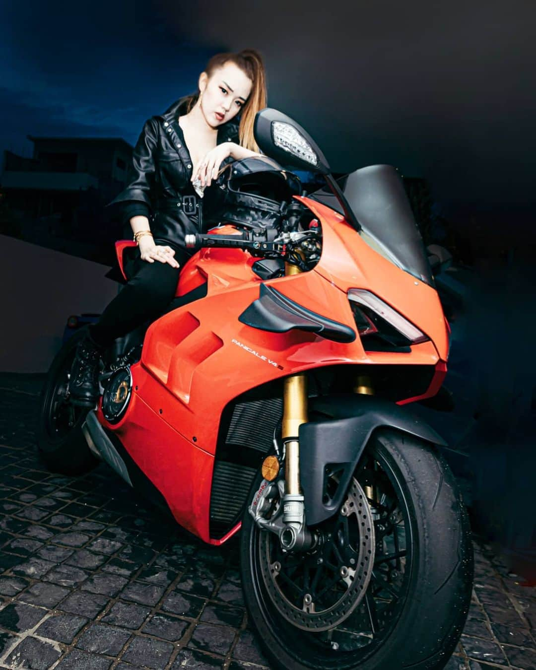 Nicole Chenのインスタグラム：「Bang bang boom riding up with a #ducati !  Looking cool right !  Jewerly  #bike #instacool😎 #instaducati #ducatiwomen #ducatibike #panigalev4 #nicolechen #influencersg #coolbiker #womenbikers」