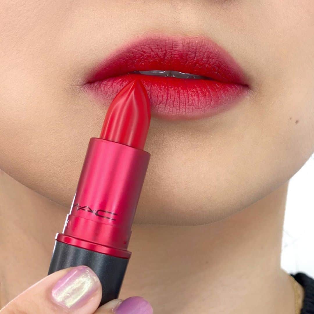 M∙A∙C Cosmetics Japanのインスタグラム：「#MACビバグラム の2020年新色でグラデーションリップに✨あえて薄く塗って仕上げると、唇の血色がじゅわっと出てきたような仕上がりに💋 ㅤ M･A･Cビバ グラム リップスティックの売上は、M･A･Cビバ グラム基金を通じて、健康で安心な未来とLGBTQの人々を含めたすべての人の平等な権利を支援する機関に寄付されています✨ ㅤ ㅤ #MACVIVAGLAM #MACCosmeticsJapan #MACCosmetics #MAC #MACコスメ #マックコスメ #コスメ#コスメ紹介#コスメ好き#コスメレポ #化粧品 #デパコス #コスメ部 #コスメマニア #メイク好き#美容大好き#美容好き#トレンドメイク#秋メイク#ビバグラム#赤リップ#MACリップ#リップ#リップメイク#リップスティック#ボリューム#ぷっくり#マットリップ#リップマニア」
