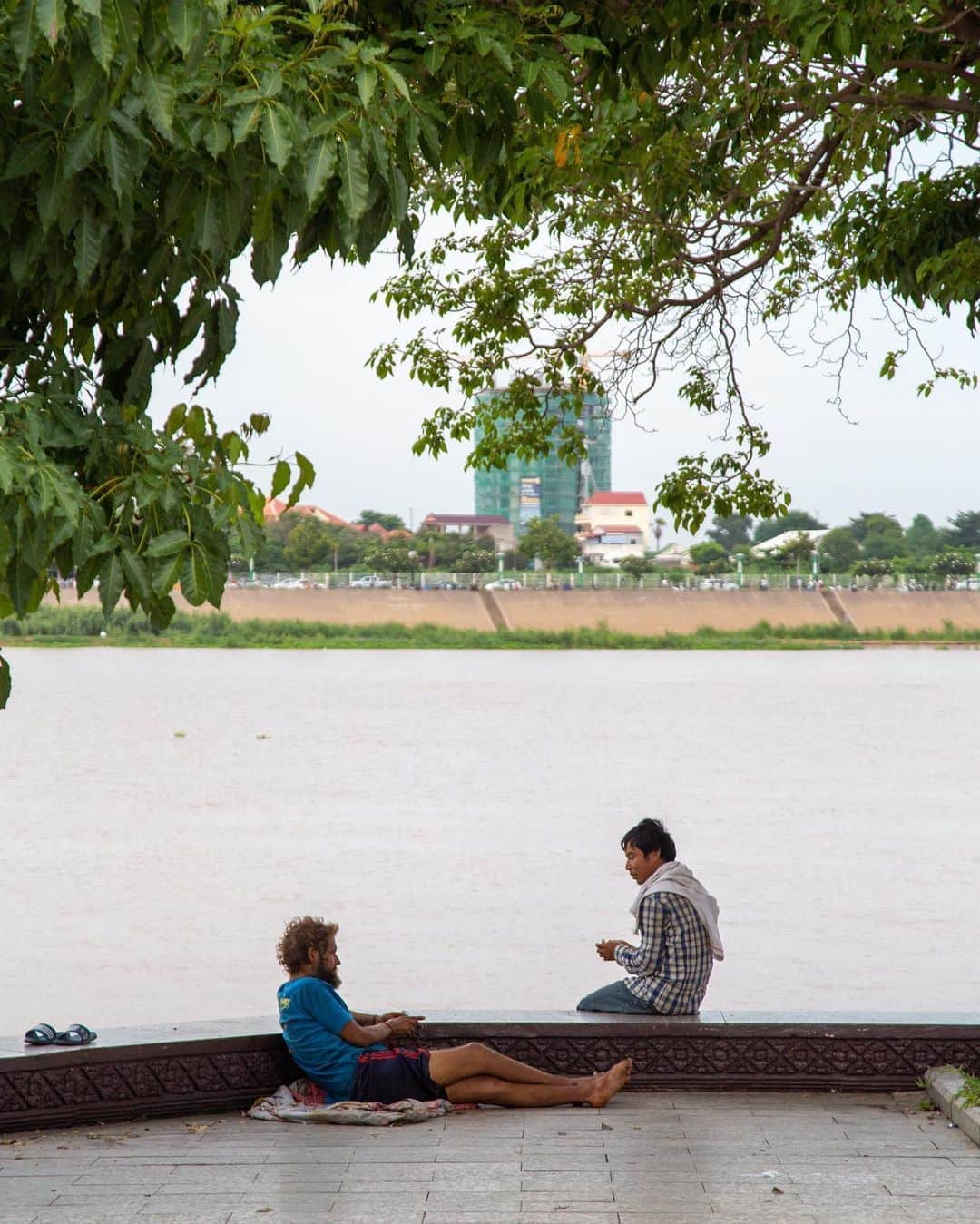Shunsuke Miyatakeのインスタグラム：「Philosophers at riverside, Phnom Penh, Cambodia」