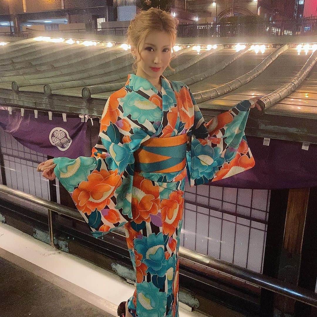 おなぎのインスタグラム：「人生初、みんなで屋形船に乗せてもらいました⛵️ ドレスコード浴衣👘  船酔いとか乗り物酔いヤバめなおなぎだけど、全然大丈夫だった👍  このグループに入ったばかりだけど、色々人生経験させてもらってます🧡  #錦#キャバクラ #浴衣#屋形船#名古屋港 #納屋橋」