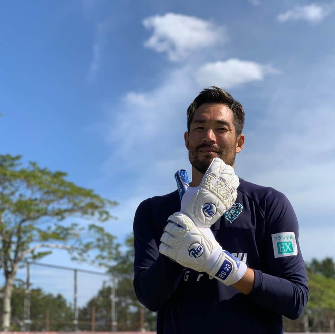 杉山力裕のインスタグラム：「Born to be keeper! New gloves! @rggoalkeeperglovesjapan  @rggoalkeepergloves  #rggloves  #teamrg」