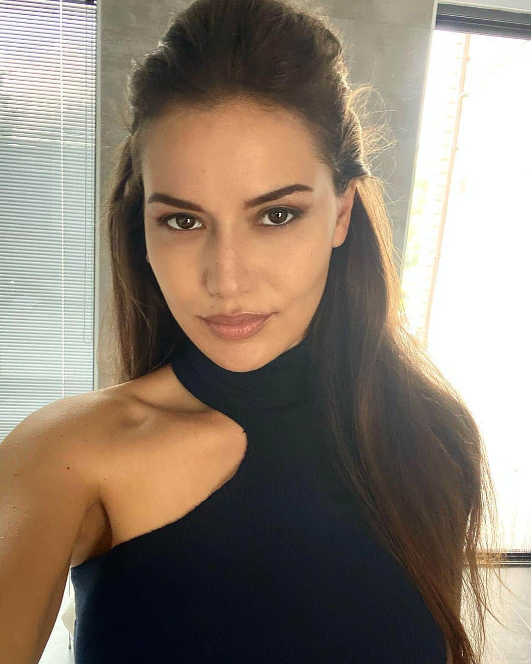 Fahriye Evcenのインスタグラム：「🖤」