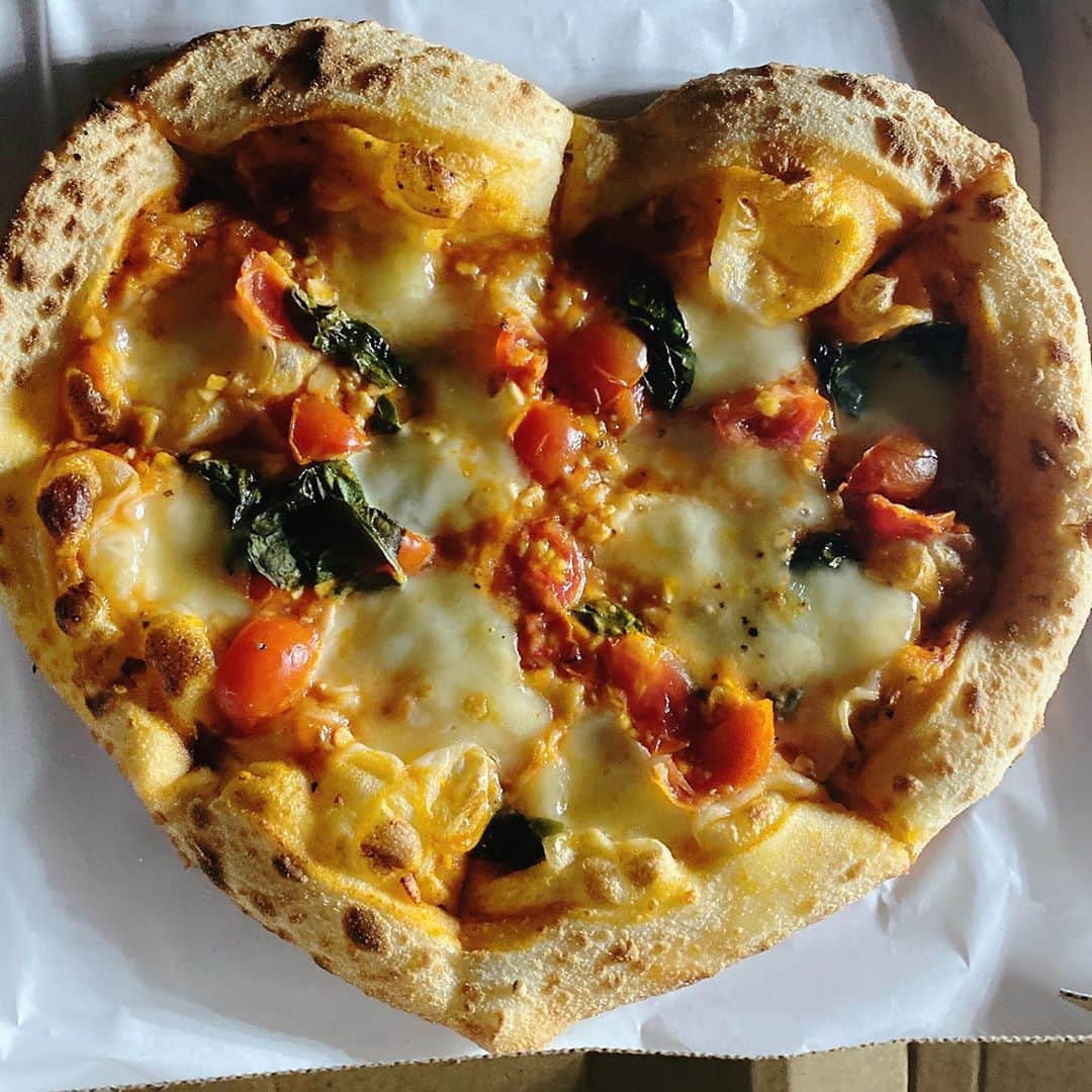 渋沢一葉さんのインスタグラム写真 - (渋沢一葉Instagram)「#ナポリの窯  大好きなナポリの窯が すごい量ーーー😍❤️❤️❤️  幸せすぎる🙏 いつもありがとうございます❗️  #デリバリー #デリバリーピザ  #イタリアン #ピザ　#pizza #pizza🍕  #差し入れ #渋沢一葉」9月28日 21時29分 - shibusawaiyo