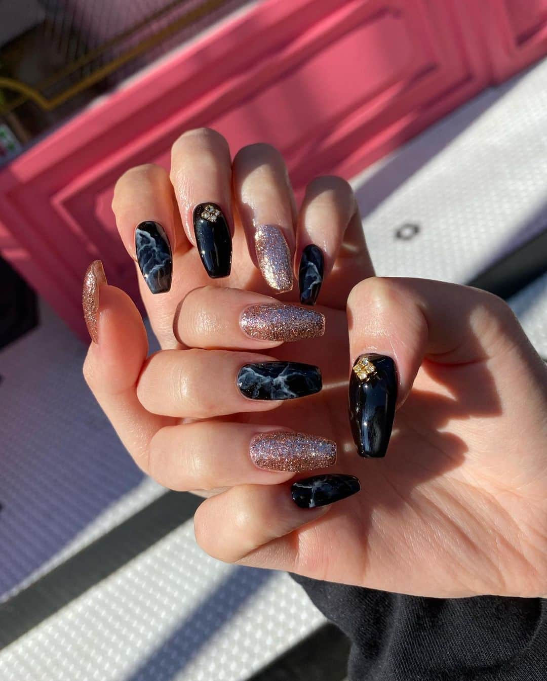 Elina 엘리나 (エリナ) さんのインスタグラム写真 - (Elina 엘리나 (エリナ) Instagram)「New black nails🥰🖤  역시 #믿맡젤 의 네일이란! 검정색은 처음인데 잘어울리나요? 고급스런 느낌 맘에든다 히 #협찬」9月28日 21時30分 - elina_4_22