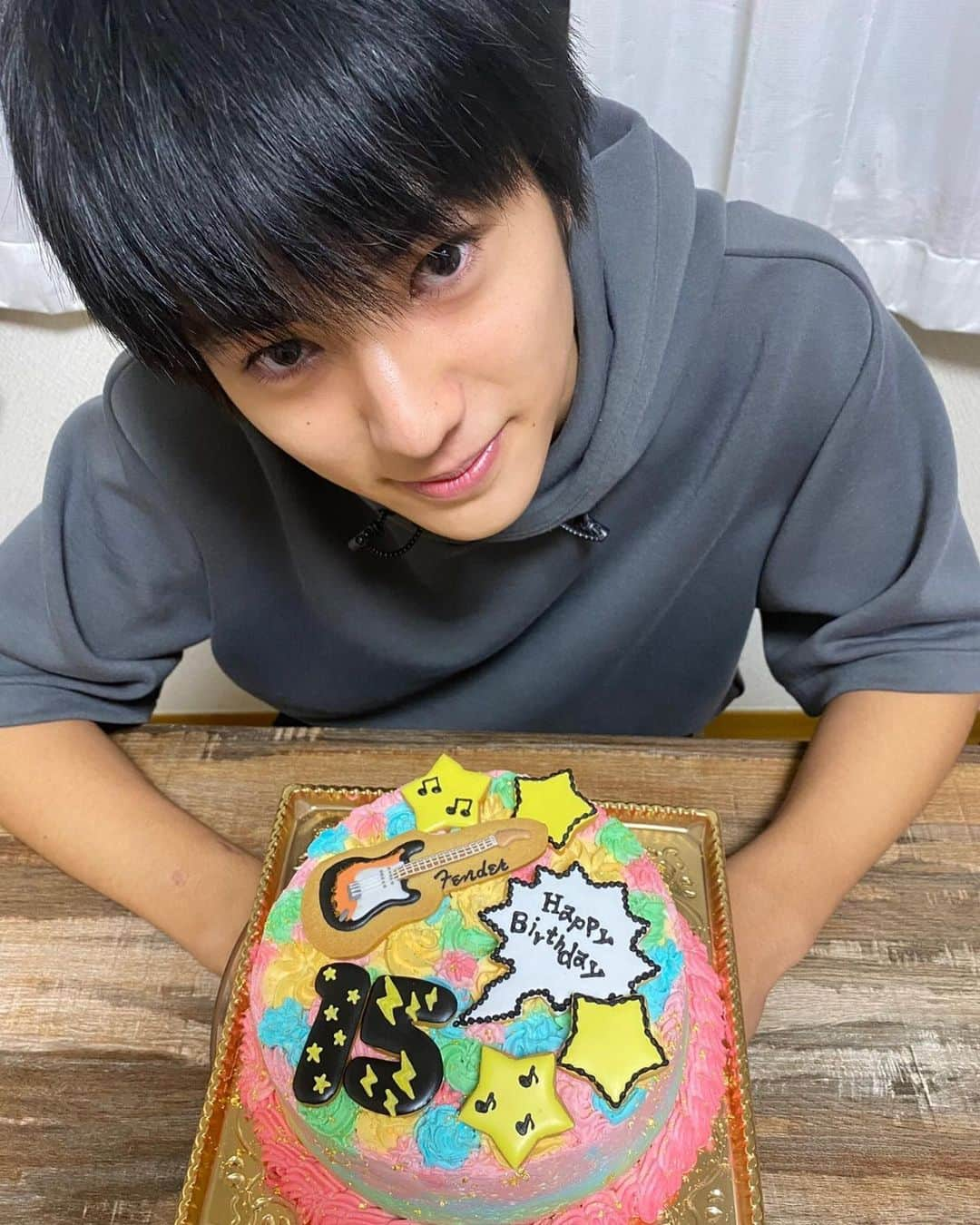 荒木飛羽さんのインスタグラム写真 - (荒木飛羽Instagram)「今日で15歳になりました！ 皆さんお祝いのコメントありがとうございます(*Ü*)ﾉ"✮ 今日は家族に祝ってもらいました‪‪☺︎‬ ケーキ切ったら中からチョコがฅ(๑⊙д⊙๑)ฅ!!」9月28日 21時30分 - towa_araki_