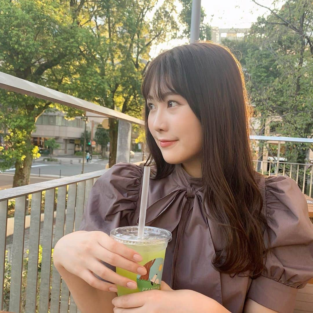 横島亜衿のインスタグラム：「緑と夕陽って最高だね〜、 って言いながら母が写真撮ってくれた🌇🌿  スヌーピーカフェのレモネード🐶可愛い♡ 自然な色にしてもらった爪も可愛い♡」