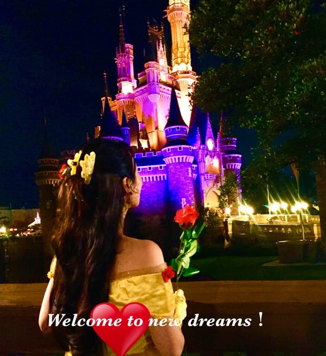 鈴木あさみのインスタグラム：「Welcome to new dreams！ 今日9/28から新エリアオープンおめでとうございます❣️  東京ディズニーリゾートは9月28日、東京ディズニーランド史上最大規模となる新エリア「#ニューファンタジーワールド」をオープン。  数年前の#過去pic  ブーイングがあっても、何歳になっても、こんな仮装をするようなおばあちゃんになろうと思う。笑  でも今年はディズニーでは大人は仮装出来ないみたいです🤣  美女と野獣のエリアに早く行きたいです🌹」