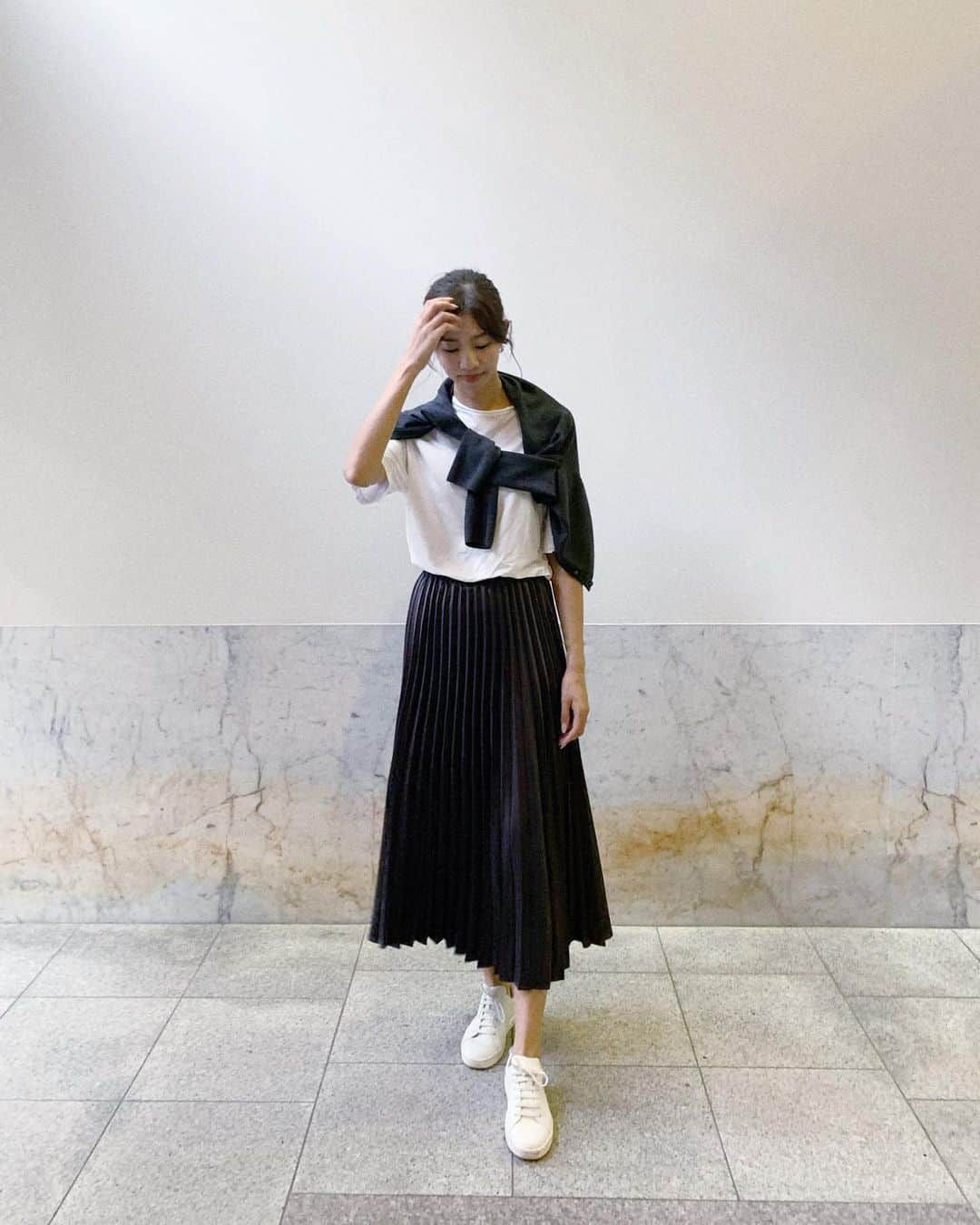 のインスタグラム：「#coordinate ☺︎♡﻿ ﻿ ﻿ ﻿ tops・・#stunninglure  cardigan・・#CELFORD﻿ skirt・・#kuih﻿ sneaker・・#MOSCHINO ﻿ ﻿ ﻿ ﻿ すっかり肌寒くなったので秋コーデはじめました﻿ ﻿ ﻿ スカートは　@kuih_store のチャコールグレーのプリーツスカート♡﻿ ﻿ ﻿ ﻿ チャコールグレーって高見えする気がして結構選んじゃう☺︎﻿ ﻿ ﻿ ﻿ ﻿ ﻿ ﻿ ﻿ #kuihst#クイ#ootd#outfit#秋コーデ#プリーツスカート#スニーカーコーデ#モスキーノ#スタニングルアー＃セルフォード#秋服#秋コーデ#大人コーデ#大人シンプル」